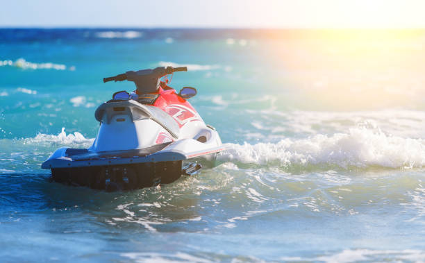 inon amarrado jet ski sobre las olas del mar - mayan riviera fotografías e imágenes de stock