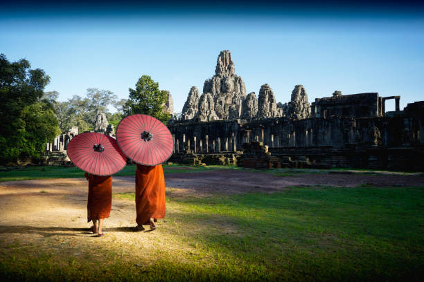 antiguas caras de piedra del templo de bayon - cambodia khmer architecture outdoors fotografías e imágenes de stock