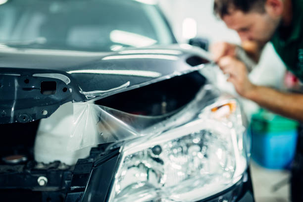 istock Specialist install car paint protection film 842464336