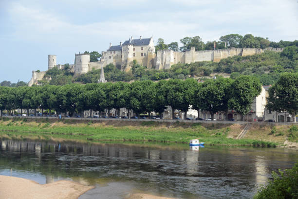 chinon alla loira, francia - chinon foto e immagini stock