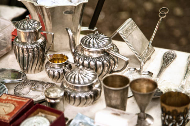teteras de plata antiguas, crema y otros utensilios en un mercado de pulgas - antigualla fotografías e imágenes de stock