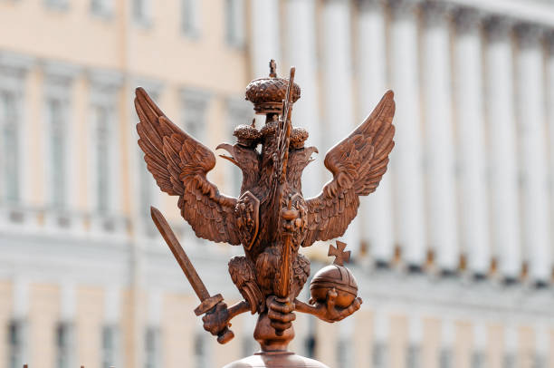 águilas de dos cabezas en la cerca alrededor del pilar de alejandría, en la plaza de palacio en san petersburgo. rusia, san petersburgo, 02 de septiembre. 2017. - brass eagle fotografías e imágenes de stock