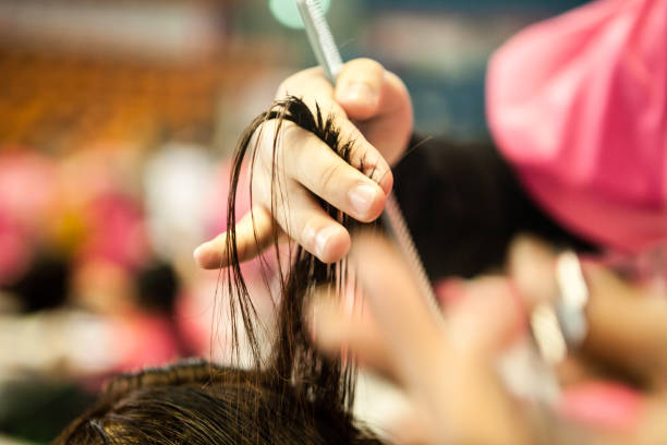 taglio di parrucchiere dell'industria della bellezza / taglio di capelli del salone di bellezza - beauty spa scissors hairstyle beautician foto e immagini stock