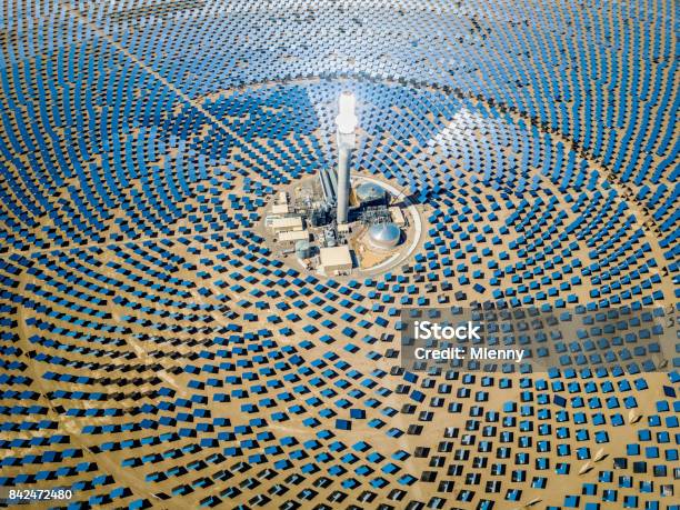 太陽熱発電プラント駅航空写真ビュー - ソーラーパネルのストックフォトや画像を多数ご用意 - ソーラーパネル, 空撮, 太陽光発電所