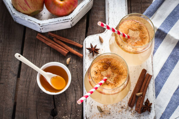 istock Autumn apple cider cocktail with spices and apple slices. Selective focus 842473548