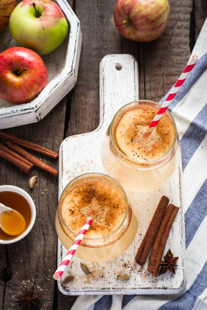 istock Autumn apple cider cocktail with spices and apple slices. Selective focus 842473564