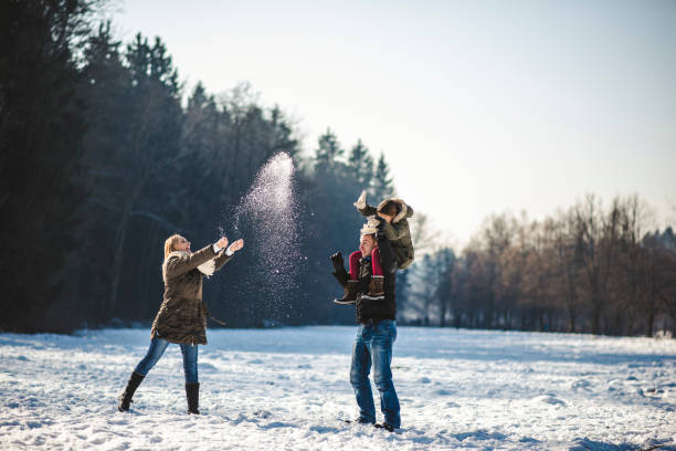 conto do inverno - snowball snow play throwing - fotografias e filmes do acervo