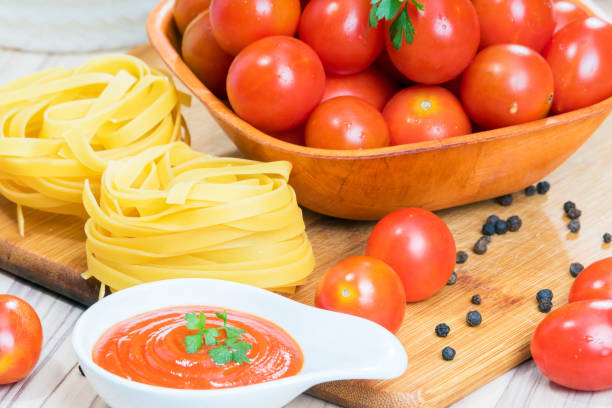 piękne gniazdo z makaronu - large cheese beautiful red zdjęcia i obrazy z banku zdjęć