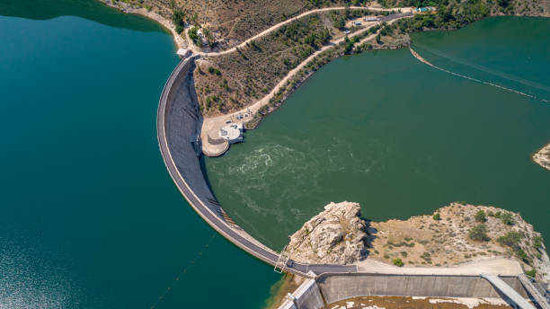 grande diga idroelettrica di cemento in idaho - boise river foto e immagini stock
