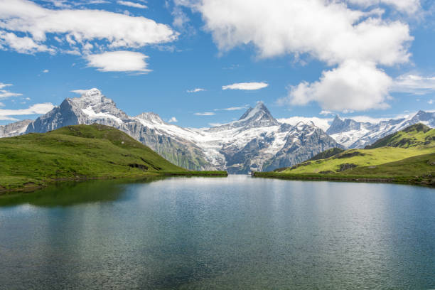 вид из бакалпси на швейцарские альпы - switzerland european alps schreckhorn horizontal стоковые фото и изображения