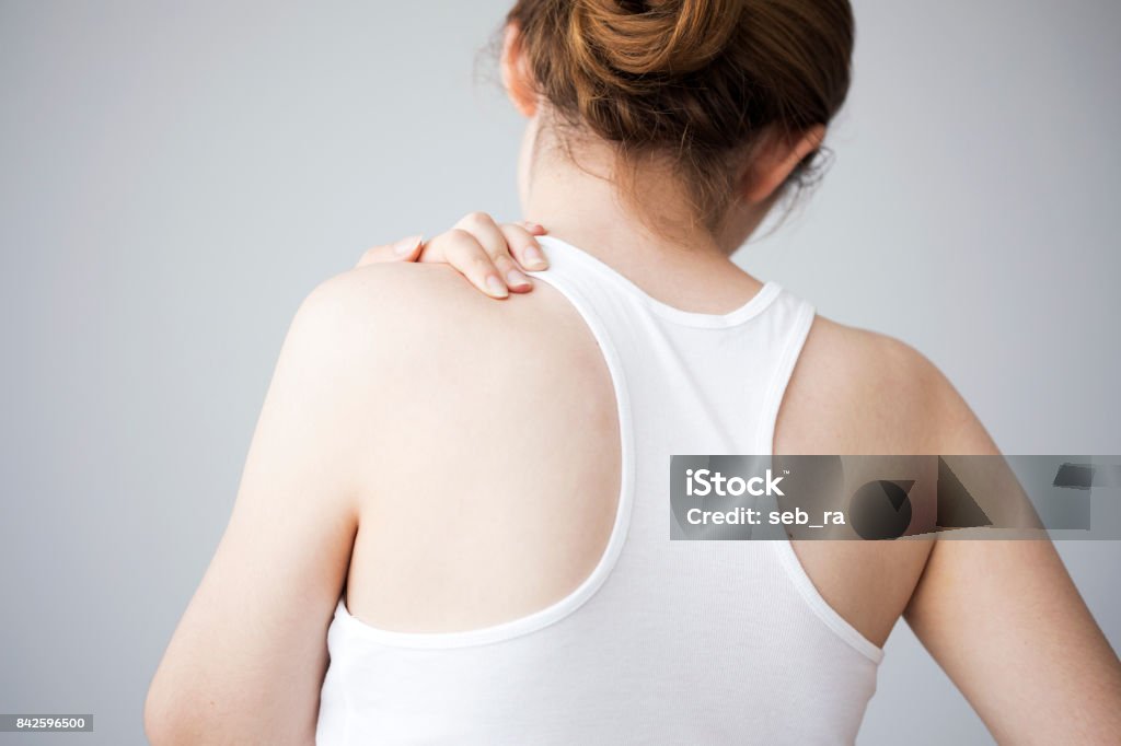 Giovane donna con mal di collo - Foto stock royalty-free di Dolore fisico