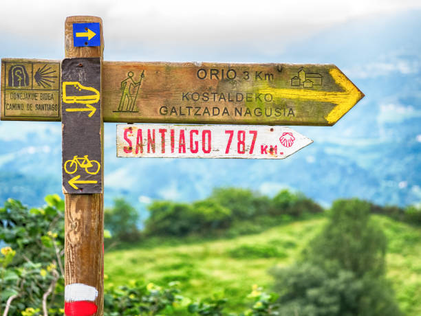 sinais no caminho de santiago - galicia pilgrimage pilgrim religion - fotografias e filmes do acervo