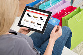 frau-online-shopping-auf-digitaltablett-mit-kreditkarte.jpg?b=1&s=170x170&k=20&c=7y6-rsoessOlGGF87TpMk4B1xVyvih-_ovaIzv88VzU=