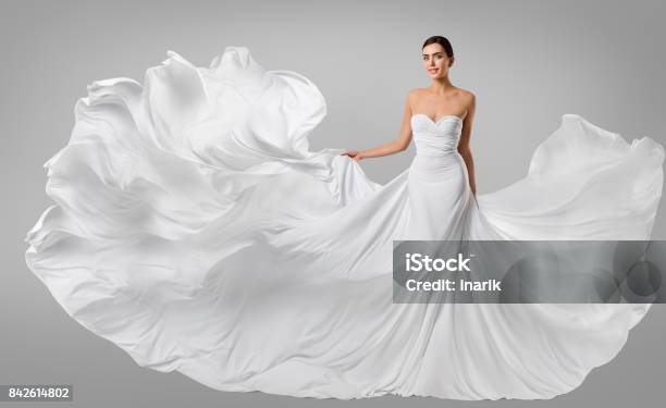 Frau Weißes Kleid Modemodell In Lange Seiden Kleid Winken Stoff Flattern Im Wind Fliegen Stockfoto und mehr Bilder von Fließen