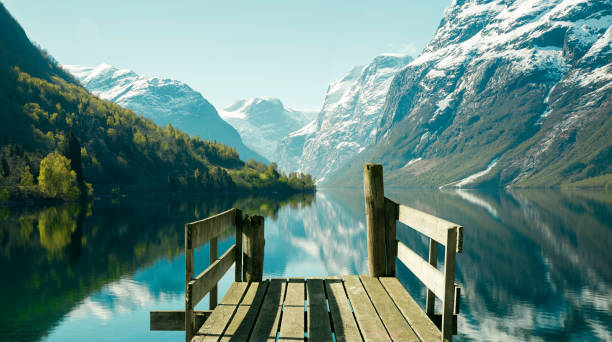 春のノルウェーのフィヨルドの風景 - sogn og fjordane county ストックフォトと画像