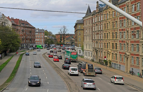 straßen von kopenhagen stadt, panoramablick über norrebro bezirk - denmark traffic copenhagen danish culture stock-fotos und bilder