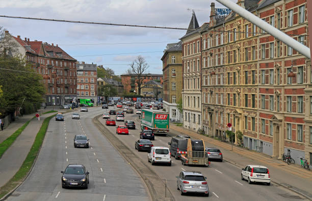 strade della città di copenaghen, vista panoramica sul quartiere di norrebro - denmark traffic copenhagen danish culture foto e immagini stock