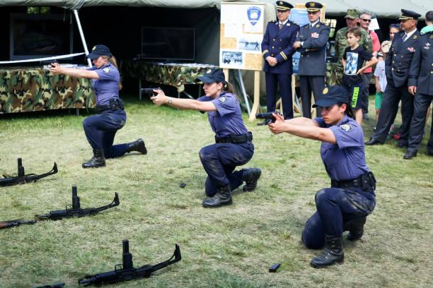 26 周年記念クロアチアの武力 - pointing people aiming group of people ストックフォトと画像