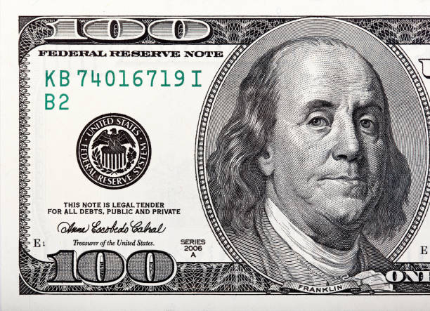 benjamin franklin auf der rechnung. makroaufnahme einer 100-dollar- - one hundred dollar bill stock-fotos und bilder