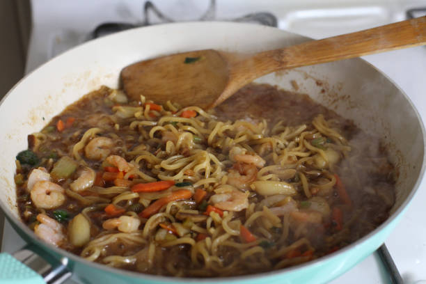 istock Cooking Shrimp Lo Mein 842644032