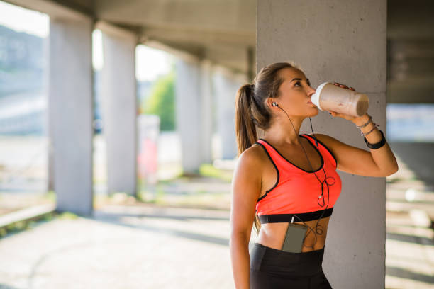 右の栄養物を与える最高のトレーニングの結果 - crossfit exercising sports training outdoors ストックフォトと画像