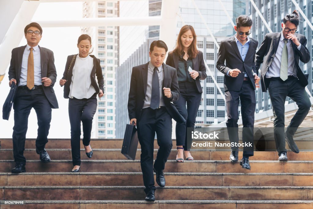 Gruppe von Geschäftsleuten, die hintereinander ausgeführt - Lizenzfrei Geschäftsessen Stock-Foto