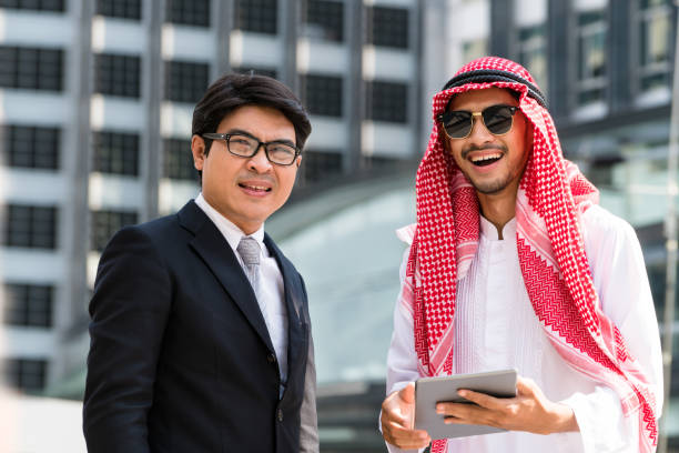 arab man and business man discussion - chinese ethnicity latin american and hispanic ethnicity multi ethnic group business person imagens e fotografias de stock
