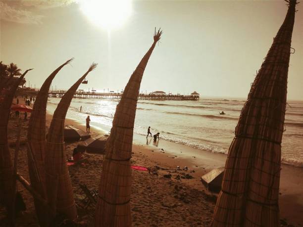 пляж уанчако трухильо - huanchaco стоковые фото и изображения