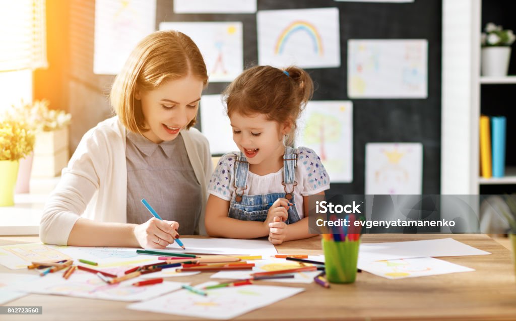 filha de mãe e criança desenha em criatividade no jardim de infância - Foto de stock de Criança royalty-free
