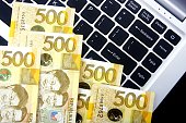 philippine-peso-scheine-auf-einem-laptop