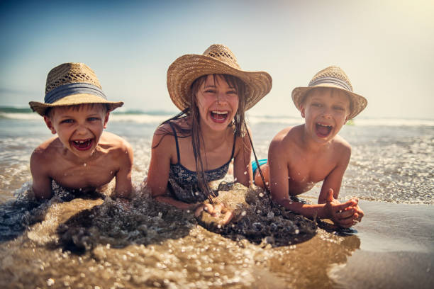 bambini che sguazzano nel mar mediterraneo - china sea foto e immagini stock