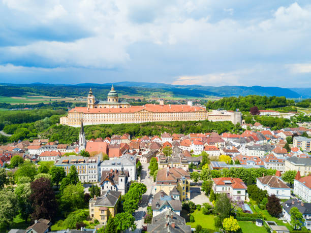 vista aérea do mosteiro de melk - danube river danube valley austria valley - fotografias e filmes do acervo