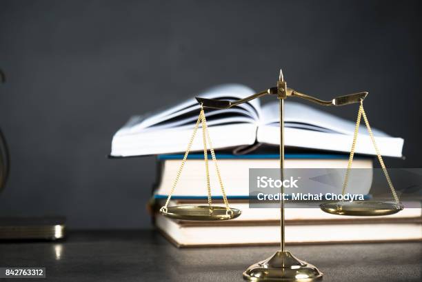 법과 정의 개념입니다 정의의 망치 재판관 책의 확장 됩니다 회색 돌 배경 인쇄 술에 대 한 장소 바닥에 반사 법정 테마입니다 0 ...