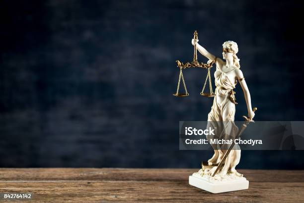 법과 정의 개념입니다 정의의 망치 재판관 책의 확장 됩니다 회색 돌 배경 인쇄 술에 대 한 장소 바닥에 반사 법정 테마입니다 0 ...