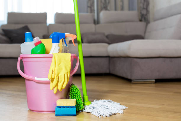 istock Plastic bucket with cleaning product at home 842764972