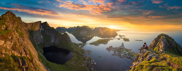 vista panorámica de las islas lofoten en noruega con panorámica al atardecer - condado de nordland fotografías e imágenes de stock