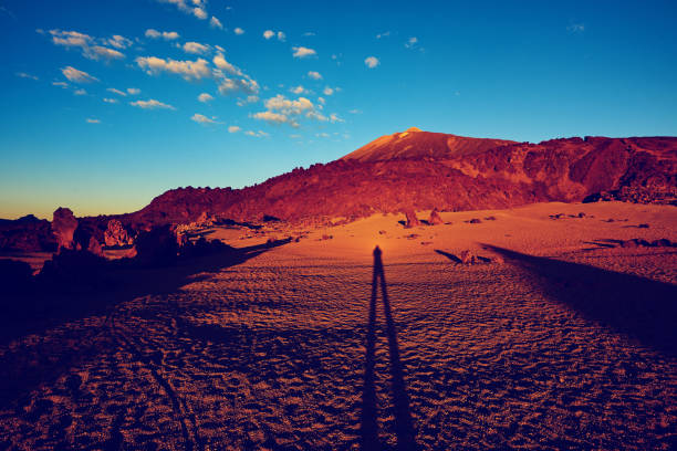lever du soleil dans les montagnes de tenerife - arid climate travel destinations canyon dawn photos et images de collection