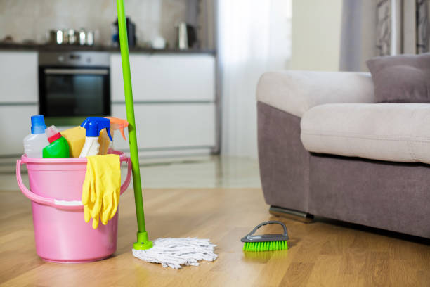 istock Plastic bucket with cleaning product at home 842768100