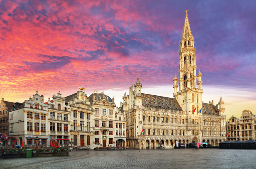 Bruselas, Grand Place en sunrise verano hermoso, Bélgica photo