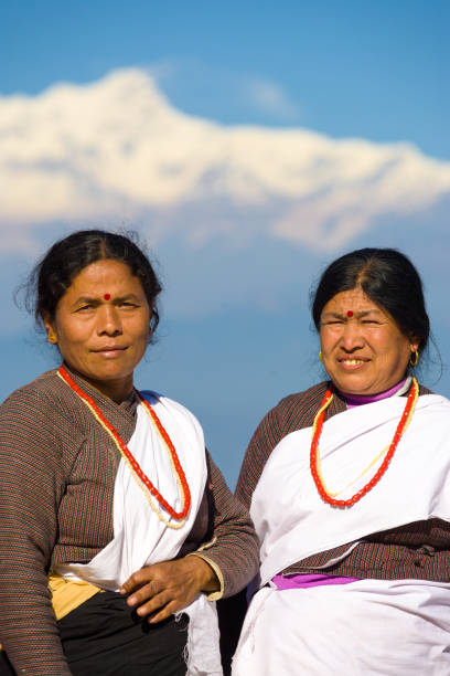 villageois féminins traditionnels vêtements ethnique népal - snowcapped mountain mountain range snow photos et images de collection