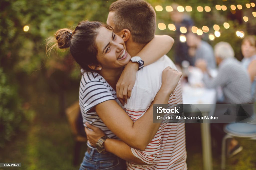 Celebración de compromiso con la familia - Foto de stock de Pedida de mano libre de derechos