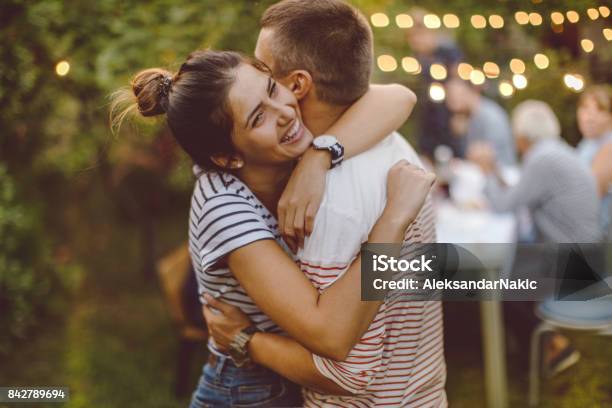 Celebración De Compromiso Con La Familia Foto de stock y más banco de imágenes de Pedida de mano - Pedida de mano, Familia, Celebración - Ocasión especial