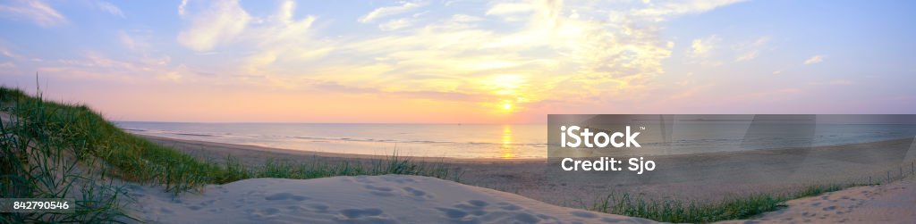 Sommer Sonnenuntergang in den Dünen am Strand Nordsee - Lizenzfrei Sonnenuntergang Stock-Foto