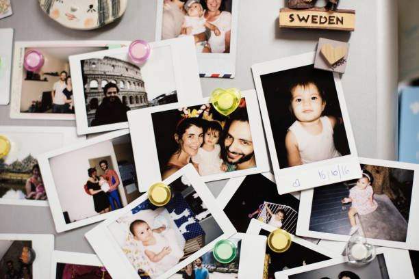 glückliche familienfotos auf dem kühlschrank - erinnerung fotos stock-fotos und bilder