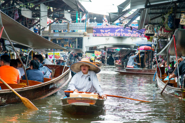 schwimmender markt, bangkok, thailand - stand up paddling stock-fotos und bilder