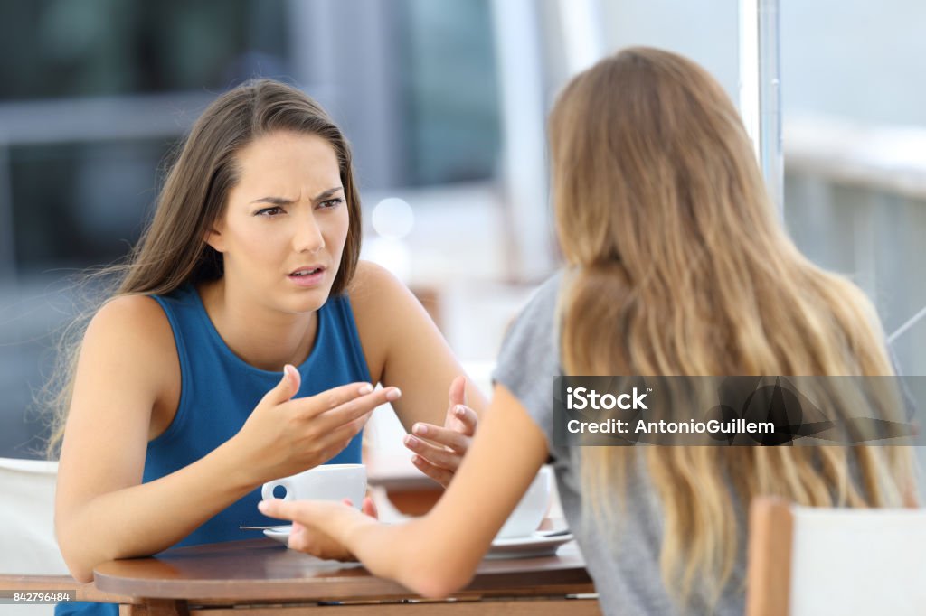 Zwei Mädchen reden ernsthaft in einem Coffee-shop - Lizenzfrei Frauen Stock-Foto