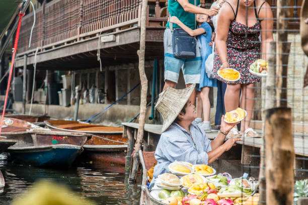 schwimmender markt, bangkok, thailand - stand up paddling stock-fotos und bilder
