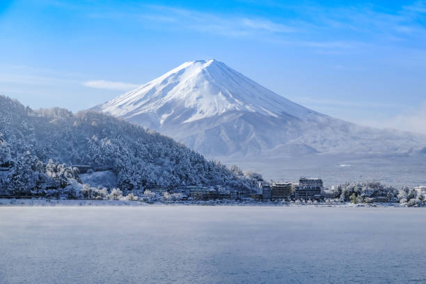 гора фудзи со снегом зимой на озере кавагутико япония - twilight fuji mt fuji japan стоковые фото и изображения