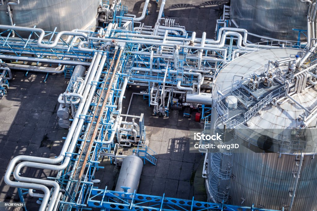 Condotte di acciaio nella raffineria - Foto stock royalty-free di Gas
