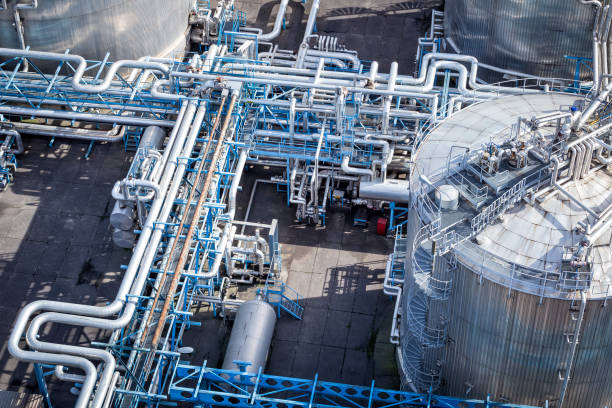 rurociągi stalowe w rafinerii - chemical plant refinery industry pipe zdjęcia i obrazy z banku zdjęć